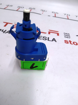 Interrupteur de feu stop (grenouille) Tesla  1005124-00-A