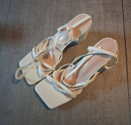 Sandales à talons hauts croisés pour femme