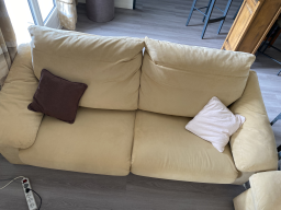 Canapé 3 places en alcantara beige avec têtières ajustables