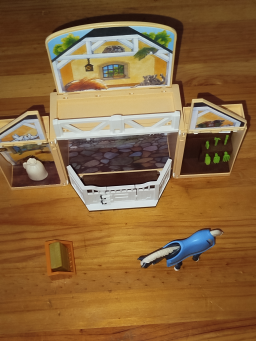 Urgent vraiment urgent a vendre avant dimanche soir playmobil écurie chevaux très bon état complet