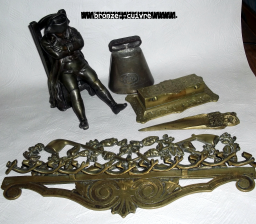 Collection d'objets en cuivre-bronze et lithographies