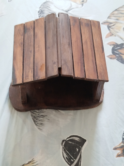 Urgent vraiment urgent a vendre crèche en bois très bon état