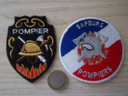 Lot d'écussons et insignes de collection de sapeurs-pompiers