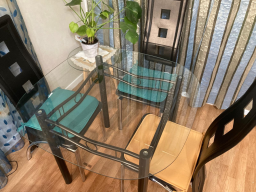 Canapé d'angle avec table basse et table à manger