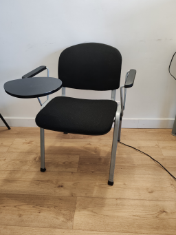 Chaises avec tablette rabattable