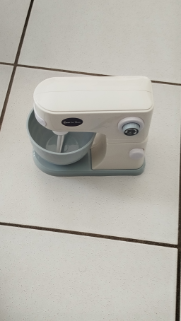 Urgent vraiment urgent a vendre avant samedi matin robot pâtissier très bon état complet