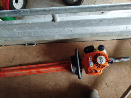Location taille-haies thermique Stihl