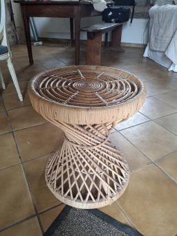 Petite table d'appoint en rotin