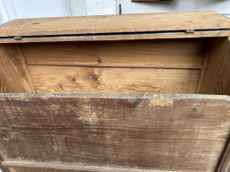 Armoire à grains d'époque en bois massif