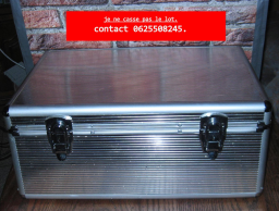 Valise en aluminium avec vinyles et médias Elvis Presley