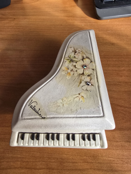 Piano miniature en boîte à bijoux