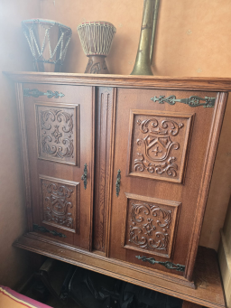 Armoire ancienne en bois avec détails raffinés