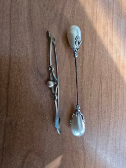 Deux magnifiques broches anciennes en vente