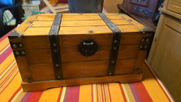 Magnifique coffre antique à vendre