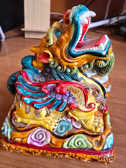 Dragon en porcelaine chinoise peint à la main