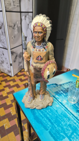 Statues en plâtre d'Amérindiens