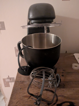 Robot batteur avec accessoires divers à vendre