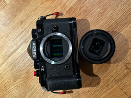 Nikon ZF avec Objectif 40mm F2 à vendre