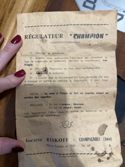 Horloge murale ancienne à balancier – Régulateur « Champion » (Riskoff)