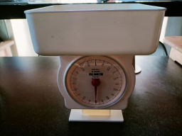 Ancienne balance de cuisine en parfait état