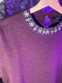 Pull violet à col bijou – Élégance & raffinement