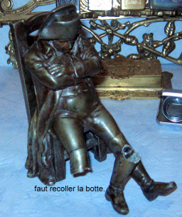 Sculpture de Napoléon assis à réparer