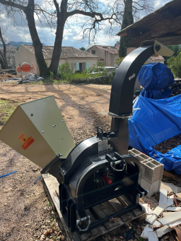 Broyeur de branches sur prises de force - Équipement robuste