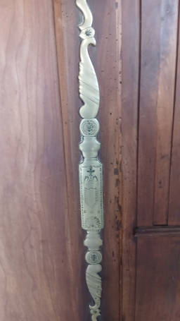 Armoire vendéenne ancienne en bois massif