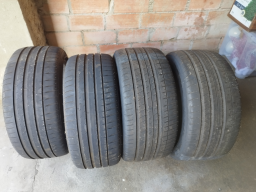Pneus pour Ford Mustang V8 en parfait état
