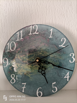 Horloge murale en résine - Élégance et originalité