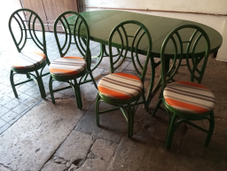 Grande table avec rallonges et chaises en rotin