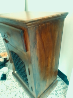 Petit meuble en bois massif