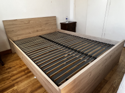 Lit double avec sommier à lattes – très bon état