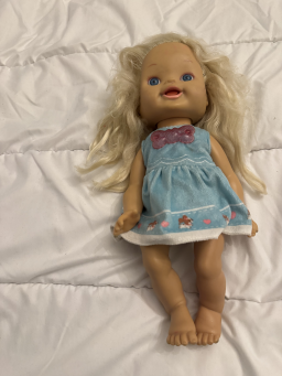 Poupée interactive parlante et chantante