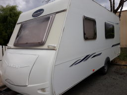 Caravane avec lit central et accessoires en très bon état