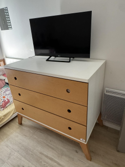 Grande commode avec tiroirs en bois massif