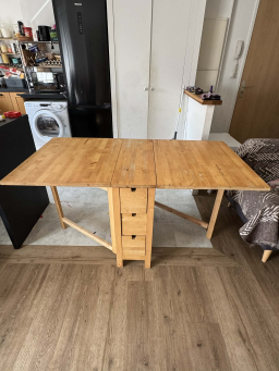 Table de cuisine moderne en bois