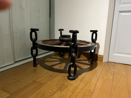 Table de salon style roue de charette en bois et fer forgé avec plateau verre