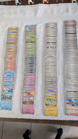 Assortiment de 201 cartes Pokémon neuves sous étuis individuels