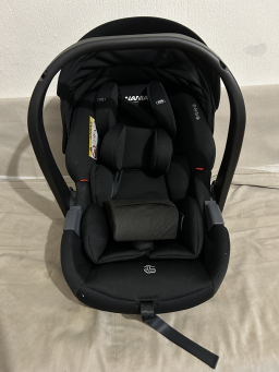 Siège auto bébé ceinturé