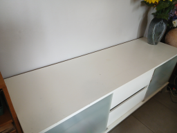 Banc TV / Buffet IKEA BESTÅ blanc avec portes coulissantes en verre dépoli