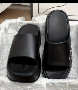 Sacs, vêtements et sandales pour femmes, hommes et enfants