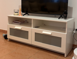 Meuble TV moderne blanc  pour salon. IKEA