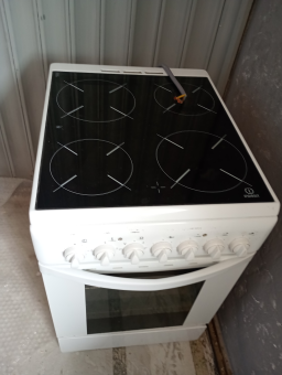 Four vitrocéramique Indesit