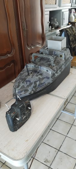 Bateau amorceur Anatec en bon état avec 2 batteries